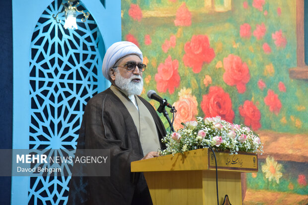 نشست صمیمانه دانش آموزان نخبه علمی وفرهنگی با تولیت استان قدس رضوی