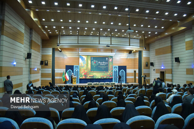 نشست صمیمانه دانش آموزان نخبه علمی وفرهنگی با تولیت استان قدس رضوی