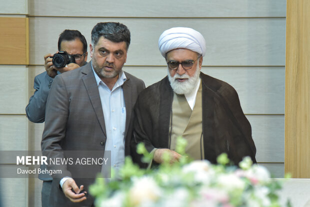 نشست صمیمانه دانش آموزان نخبه علمی وفرهنگی با تولیت استان قدس رضوی