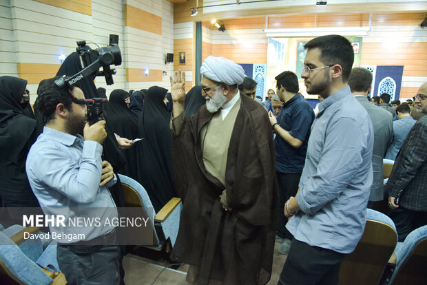 نشست صمیمانه دانش آموزان نخبه علمی وفرهنگی با تولیت استان قدس رضوی