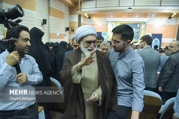 نشست صمیمانه دانش آموزان نخبه علمی وفرهنگی با تولیت استان قدس رضوی