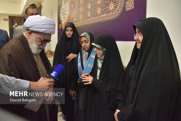 نشست صمیمانه دانش آموزان نخبه علمی وفرهنگی با تولیت استان قدس رضوی