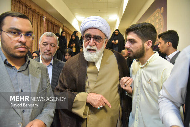 نشست صمیمانه دانش آموزان نخبه علمی وفرهنگی با تولیت استان قدس رضوی
