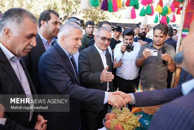 برگزاری جشنواره سیب و انگور در سی سخت با حضور وزیر میراث فرهنگی، صنایع دستی و گردشگری