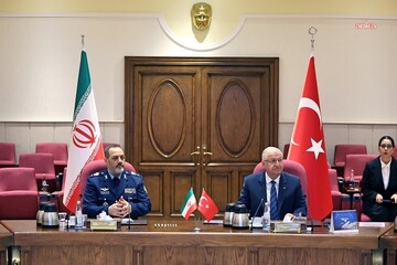 İran ve Türkiye savunma bakanları Ankara'da bir araya geldi