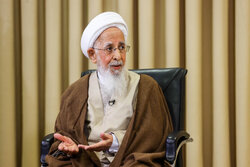 آیت‌الله جوادی آملی: کار حوزه و دانشگاه جهل‌زدایی از جامعه است