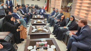 تجلیل وزیر راه و شهرسازی از خانواده‌های معظم شهدا در بوشهر