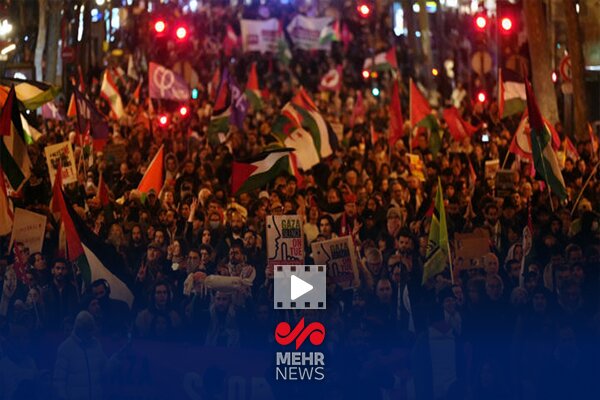 مردم در میلان ایستگاههای قطار را در حمایت از ناوگان صمود مسدود کردند مردم در میلان ایستگاههای قطار را در حمایت از ناوگان صمود مسدود کردند