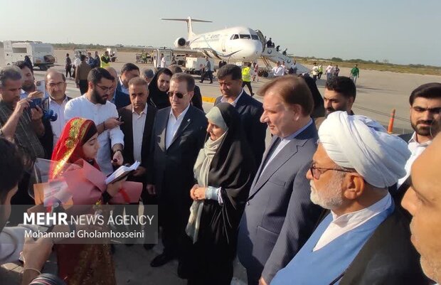 وزیر راه و شهرسازی وارد بوشهر شد وزیر راه و شهرسازی وارد بوشهر شد