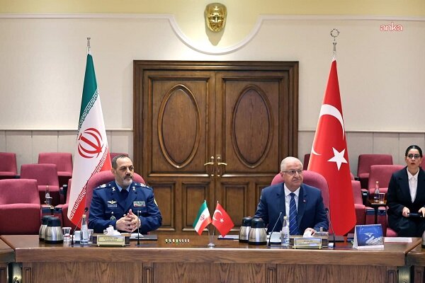 İran ve Türkiye savunma bakanları Ankara'da bir araya geldi