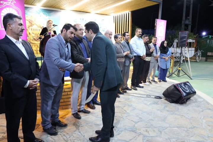 فعالان عرصه گردشگری در سنندج تجلیل شدند فعالان عرصه گردشگری در سنندج تجلیل شدند