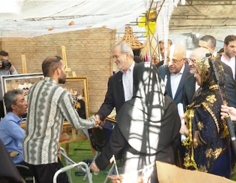 رئیس جمهور از نمایشگاه ظرفیتهای هرمزگان بازدید کرد 2