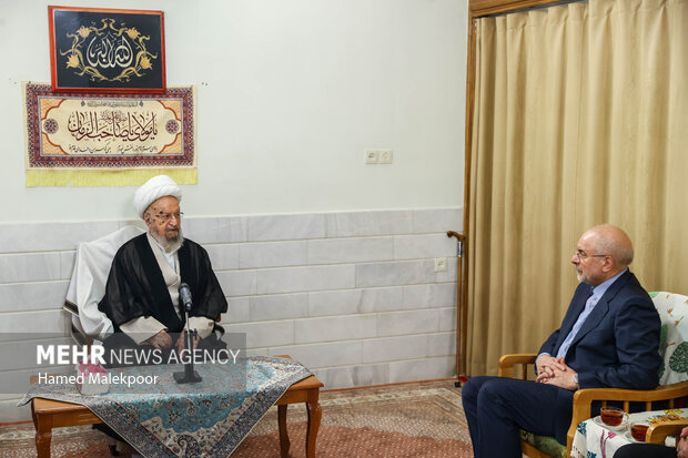 دیدار محمدباقر قالیباف رئیس مجلس شورای اسلامی و آیت‌الله ناصر مکارم شیرازی از مراجع عظام تقلید