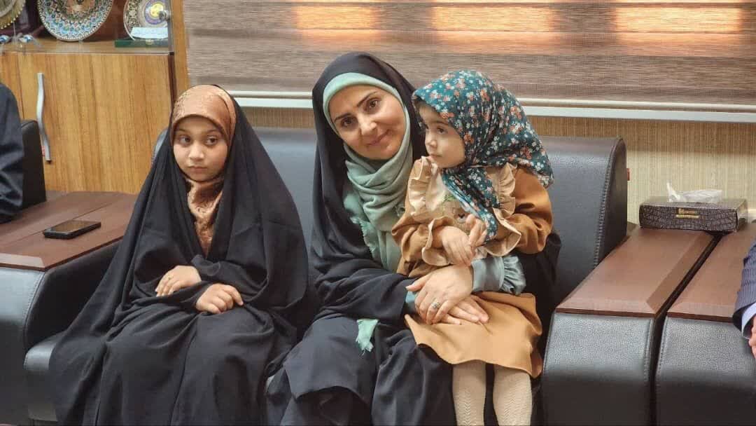 تجلیل وزیر راه و شهرسازی از خانوادههای معظم شهدا در بوشهر