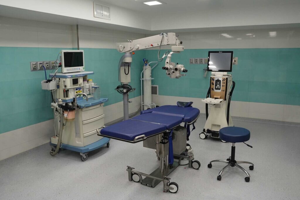 خدمات چشم پزشکی رایگان به مددجویان دهلرانی توسط گروه‌های جهادی