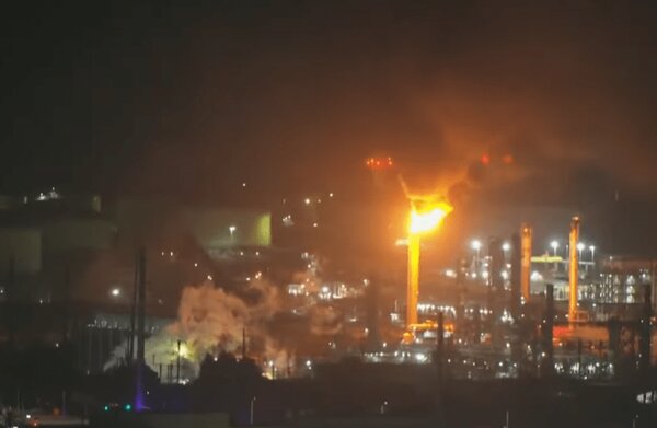 اندلاع حريق هائل في أكبر مصفاة نفط على الساحل الغربي للولايات المتحدة