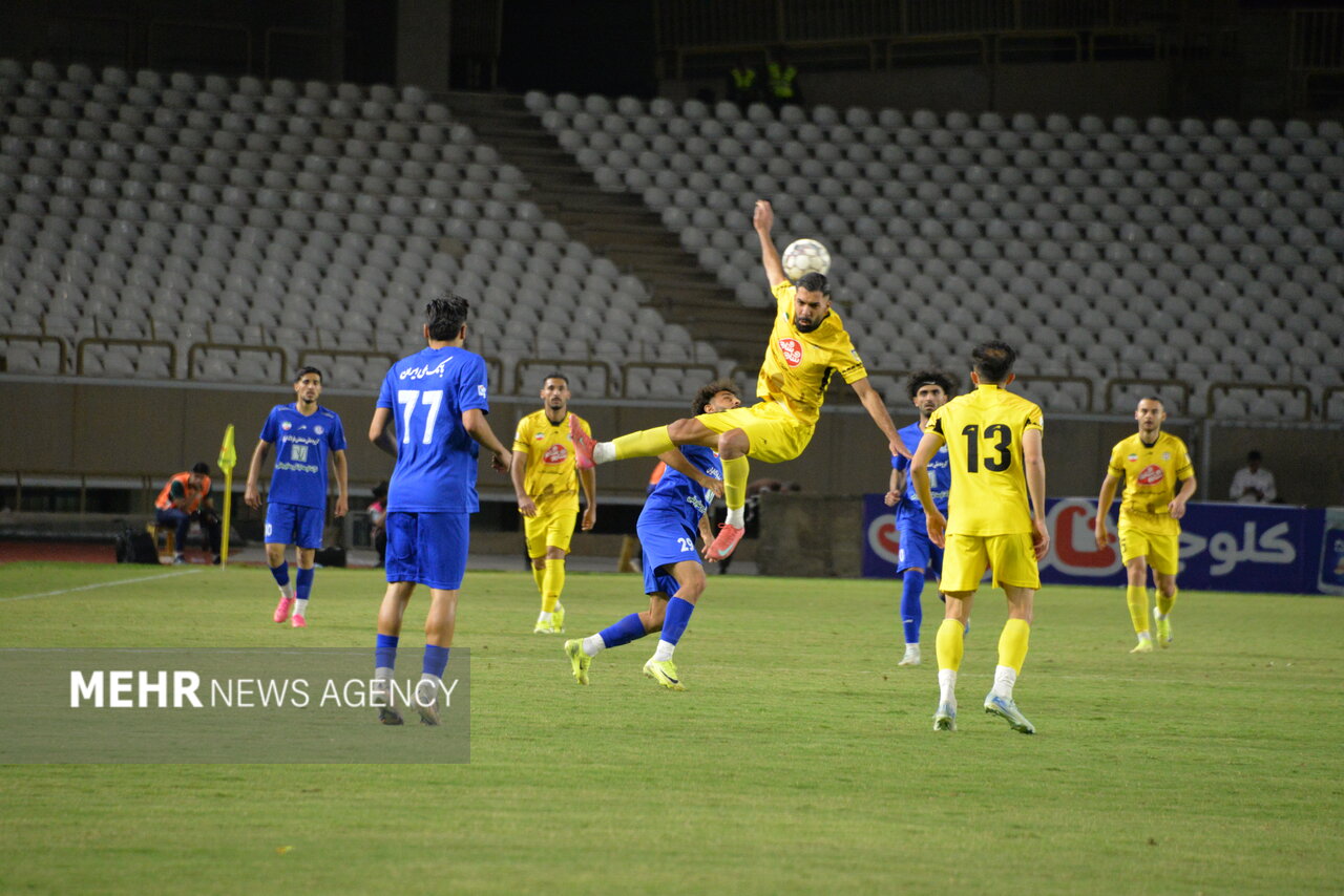 دلایل افت عجیب لیگ برتر/ حرکت <a class='tagColor' href='/Tags/Archive/فوتبال'>فوتبال</a> ایران به سمت منافع دلالها