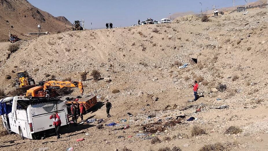 آخرین جزئیات از حادثه واژگونی اتوبوس در محور فیروزکوه – امین‌آباد