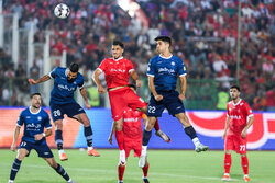 شکست پرسپولیس برابر گل گهر در نیمه اول/ سرخپوشان امیدوار ماندند