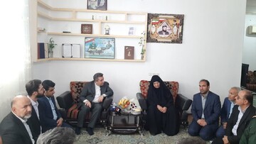 معاون قوه قضاییه با خانواده شهید مرادی در دهلران دیدار کرد