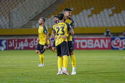 پیروزی سپاهان در مقابل سد دفاعی آخال در شب تعویض‌های طلایی