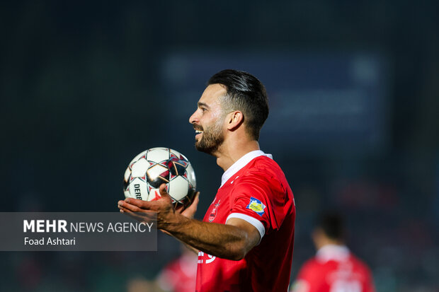 دیدار فوتبال تیم‌های پرسپولیس و گل گهر