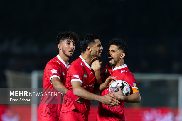 دیدار فوتبال تیم‌های پرسپولیس و گل گهر