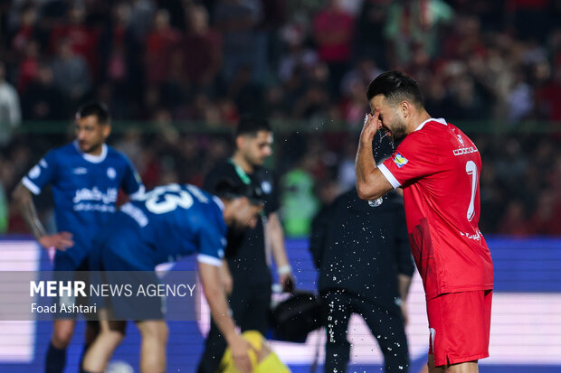 دیدار فوتبال تیم‌های پرسپولیس و گل گهر