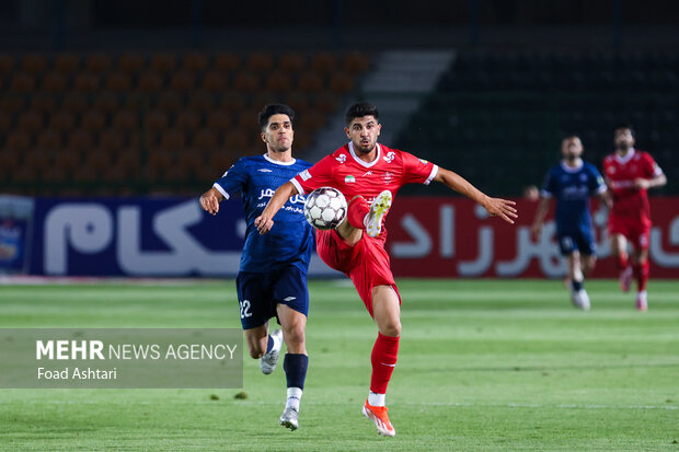 دیدار فوتبال تیم‌های پرسپولیس و گل گهر