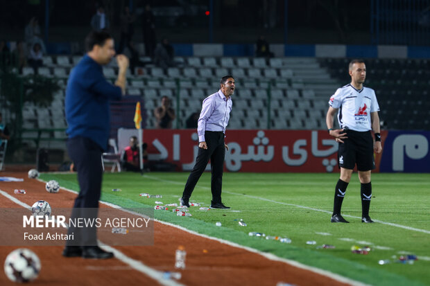 دیدار فوتبال تیم‌های پرسپولیس و گل گهر