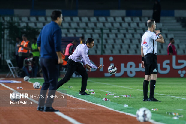دیدار فوتبال تیم‌های پرسپولیس و گل گهر