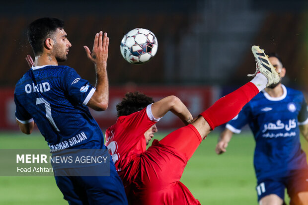 دیدار فوتبال تیم‌های پرسپولیس و گل گهر