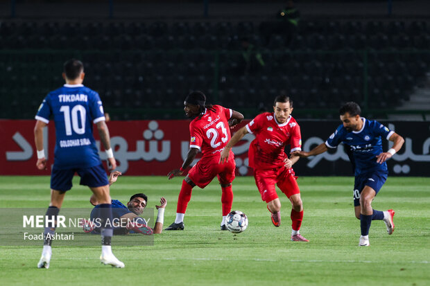 دیدار فوتبال تیم‌های پرسپولیس و گل گهر