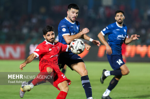 دیدار فوتبال تیم‌های پرسپولیس و گل گهر