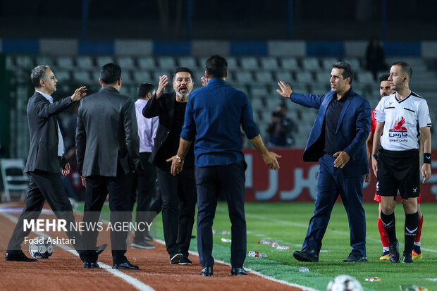 دیدار فوتبال تیم‌های پرسپولیس و گل گهر