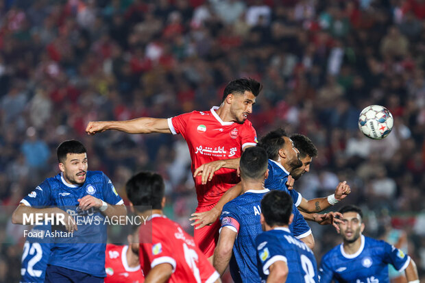 دیدار فوتبال تیم‌های پرسپولیس و گل گهر
