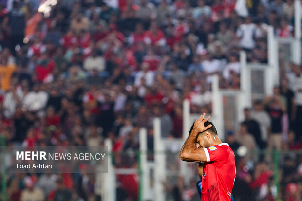 دیدار فوتبال تیم‌های پرسپولیس و گل گهر