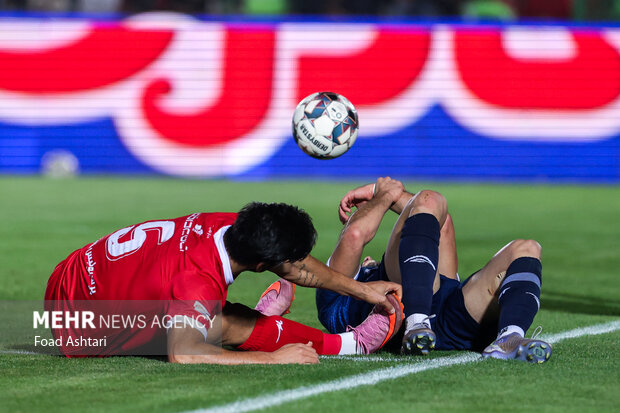 دیدار فوتبال تیم‌های پرسپولیس و گل گهر
