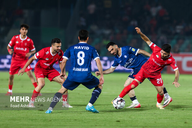 دیدار فوتبال تیم‌های پرسپولیس و گل گهر