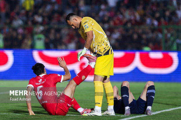 دیدار فوتبال تیم‌های پرسپولیس و گل گهر