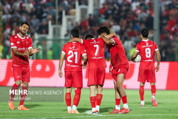 دیدار فوتبال تیم‌های پرسپولیس و گل گهر