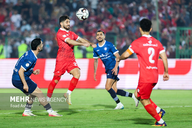 دیدار فوتبال تیم‌های پرسپولیس و گل گهر