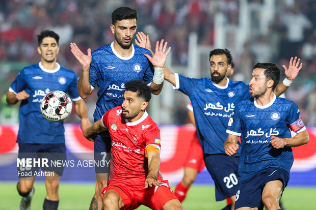 دیدار فوتبال تیم‌های پرسپولیس و گل گهر