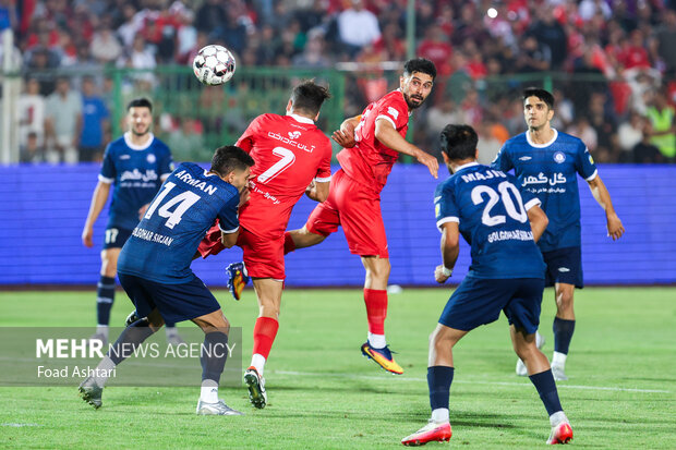 دیدار فوتبال تیم‌های پرسپولیس و گل گهر