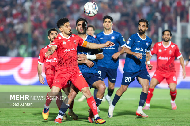 دیدار فوتبال تیم‌های پرسپولیس و گل گهر