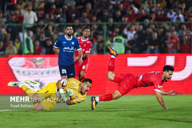 دیدار فوتبال تیم‌های پرسپولیس و گل گهر