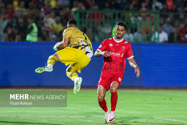 دیدار فوتبال تیم‌های پرسپولیس و گل گهر