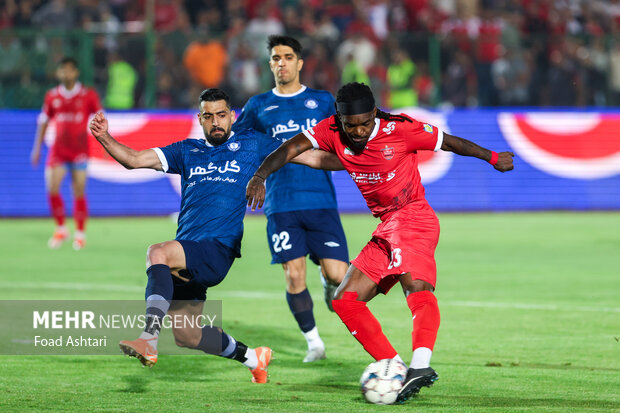 دیدار فوتبال تیم‌های پرسپولیس و گل گهر
