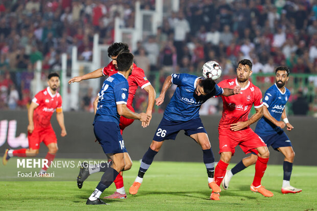 دیدار فوتبال تیم‌های پرسپولیس و گل گهر