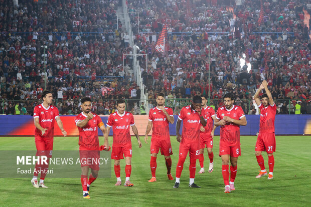 دیدار فوتبال تیم‌های پرسپولیس و گل گهر